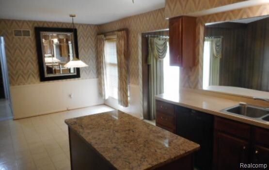 Foto del edificio - 22570 Thorncliffe St