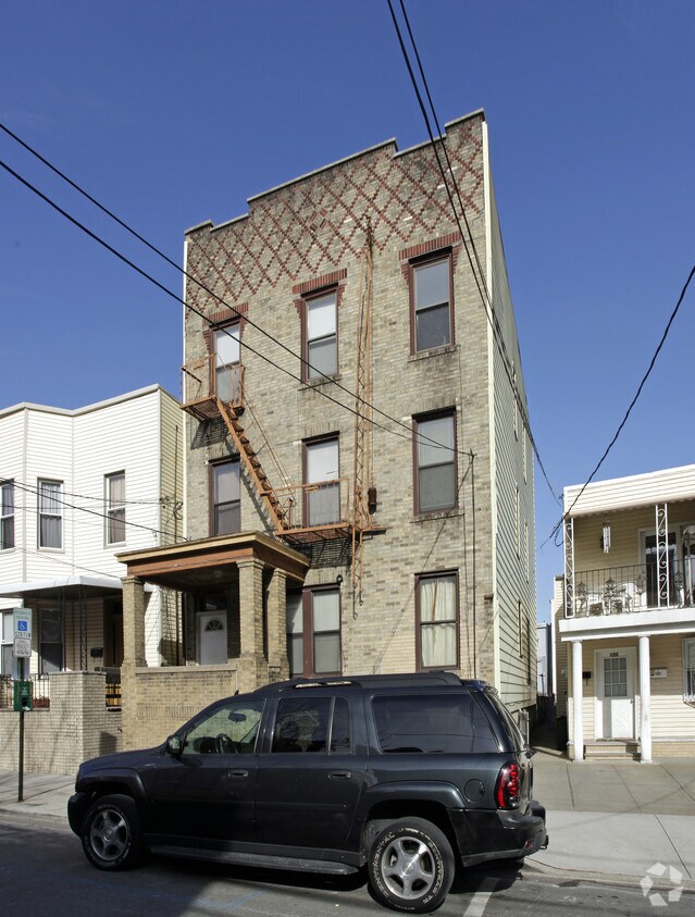 Building Photo - 124 19th St