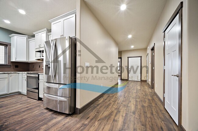 Foto del edificio - 3 Bedroom 2 Bathroom Home with Attached 3 Car Garage Available in Coeur d'Alene!