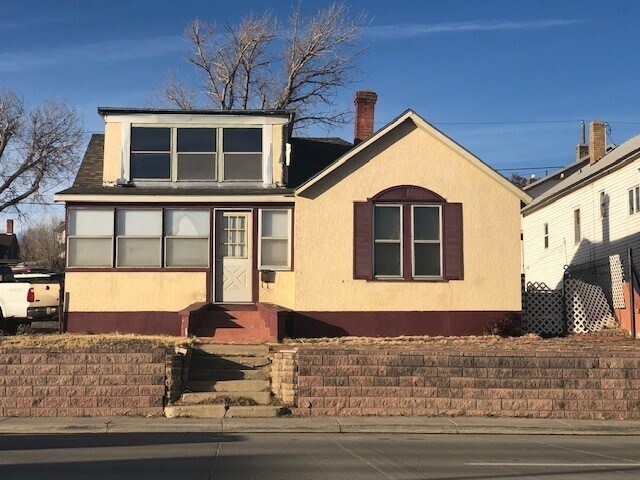 Foto principal - 2 bedroom, 1.5 bath home with off street p...