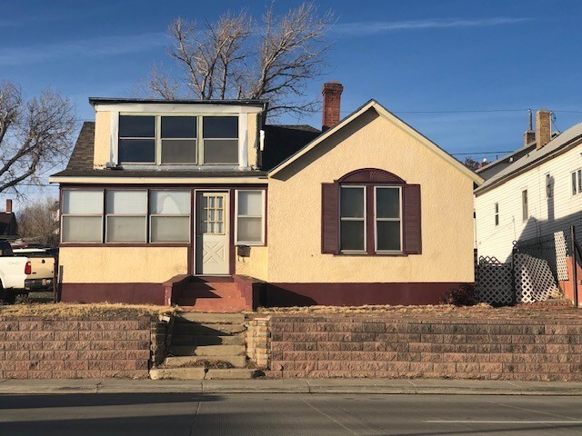 Primary Photo - 2 bedroom, 1.5 bath home with off street p...