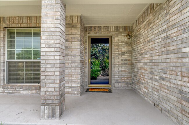 Foto del edificio - 3-BEDROOM SINGLE-STORY NEAR UTSA