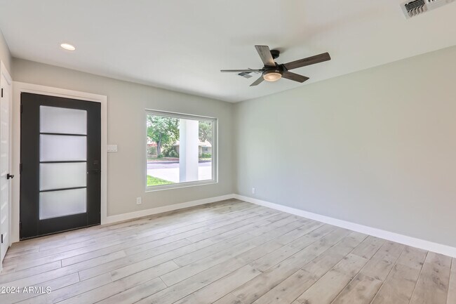 Foto del edificio - 6738 N 14th Dr