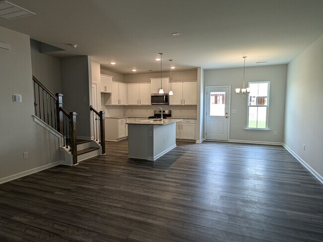 Building Photo - 3 Bedroom Townhome in Raleigh