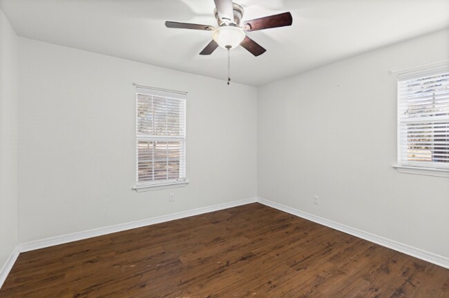 Foto del edificio - 3281 Woodard Dr