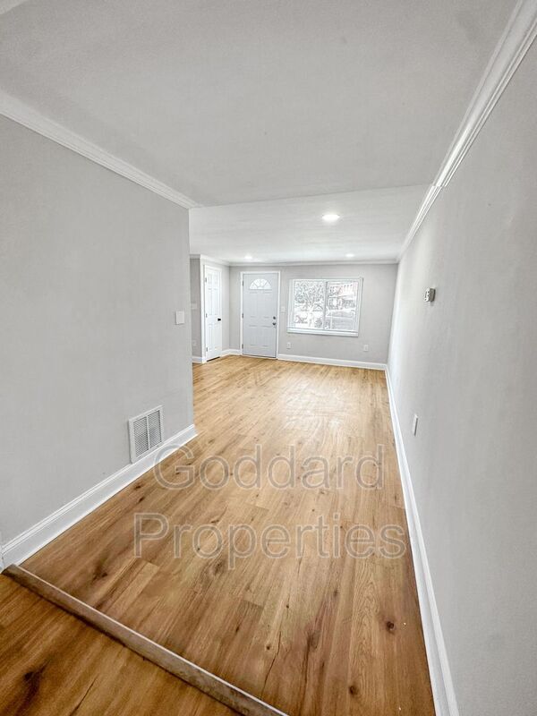 Foto del edificio - 2073 Larkhall Rd