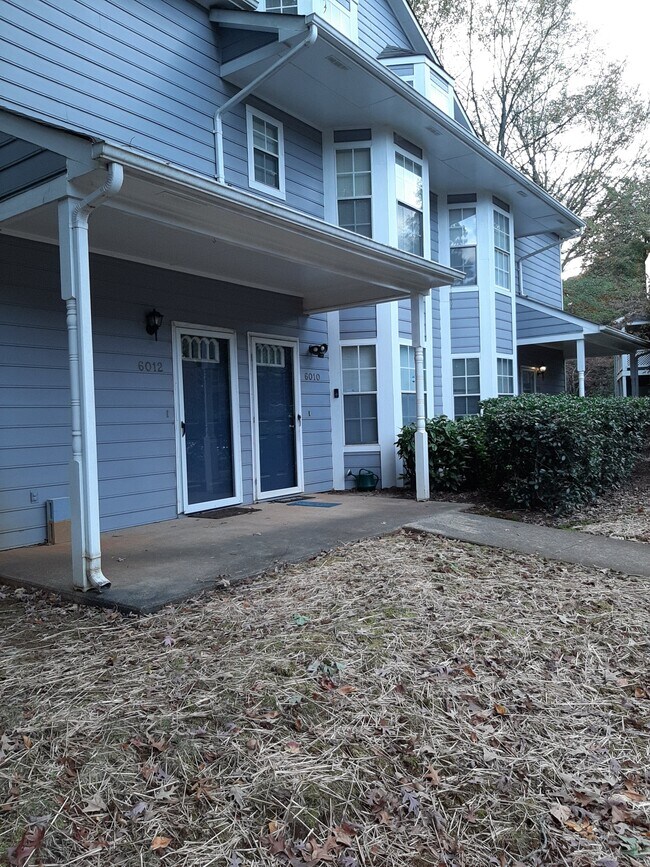 Foto del edificio - 6012 Treetop Ct