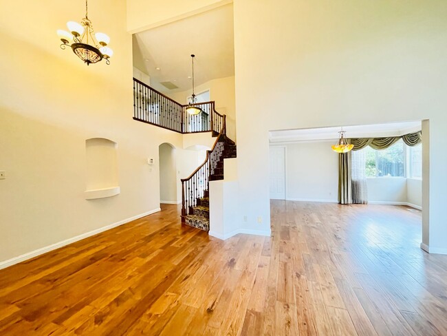 Building Photo - Beautiful 4 Bed 3 Bath + Huge Bonus Room A...