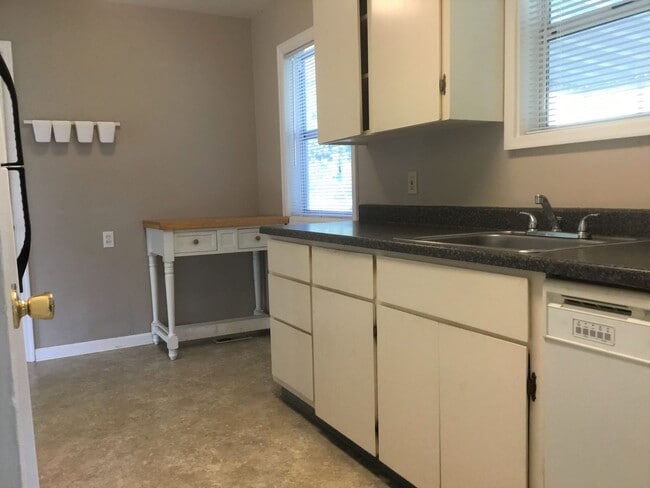 Building Photo - Move-In Ready Overlook
