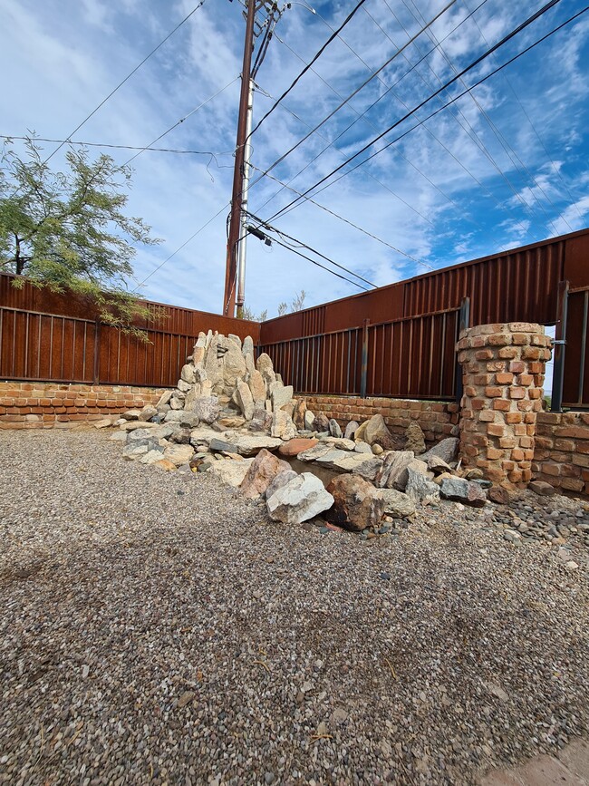 Building Photo - 1302 E Roger Rd