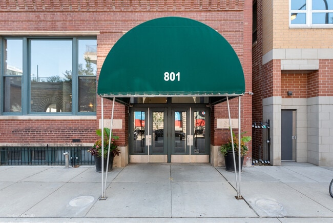 Building Photo - 801 S Wells St