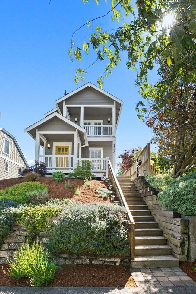Building Photo - Gorgeous AIR CONDITIONED Coastal Home in C...