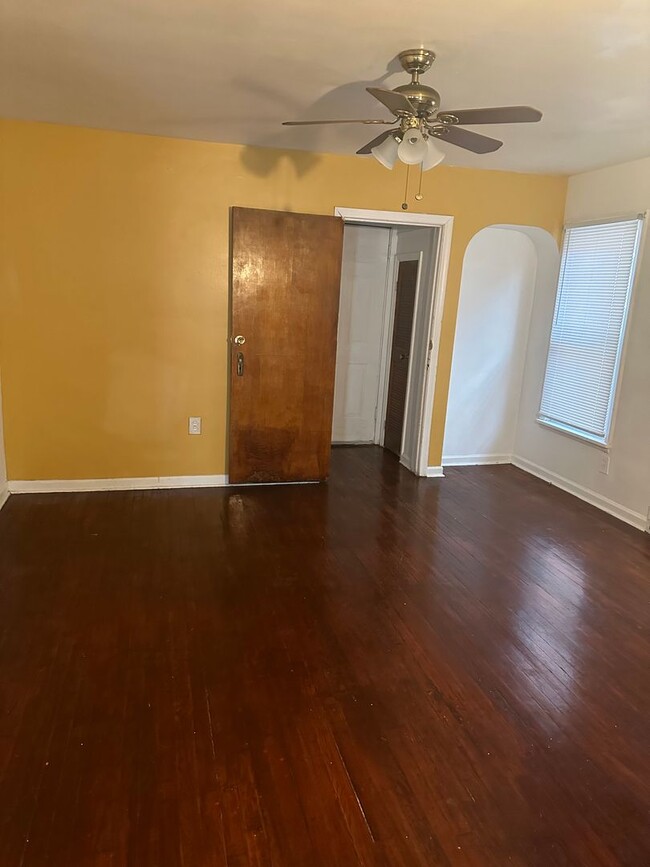 Building Photo - South Collinwood Single Home