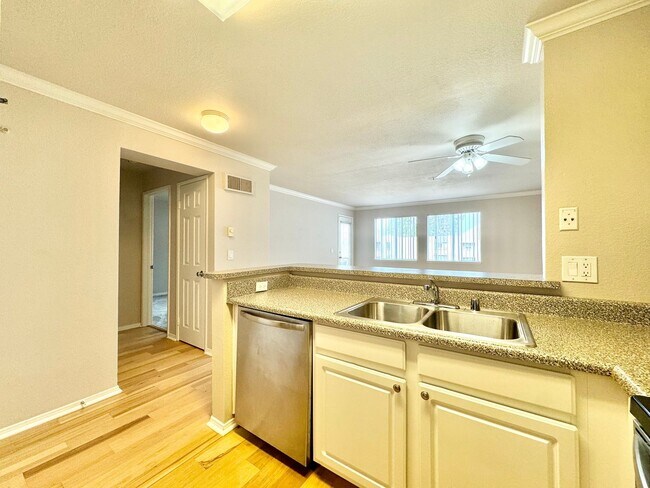 Building Photo - Beautiful 1BD/1BA condo available for leas...