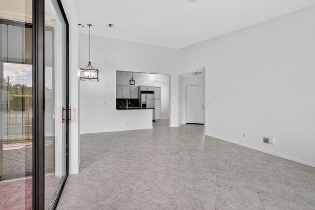 Building Photo - 5475 Verona Dr