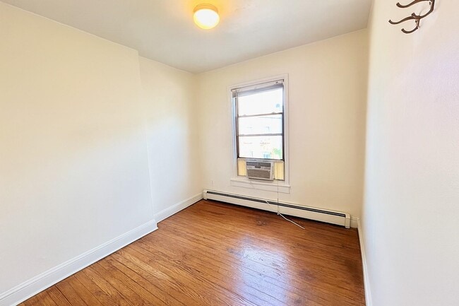 Building Photo - 209 3rd St