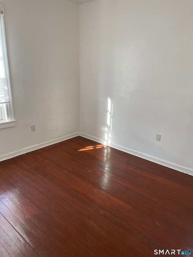 Foto del edificio - 191 Parrott Ave