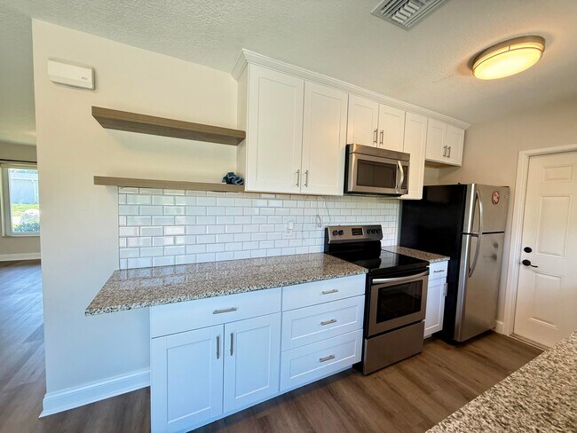 Building Photo - 1615 Crest Dr