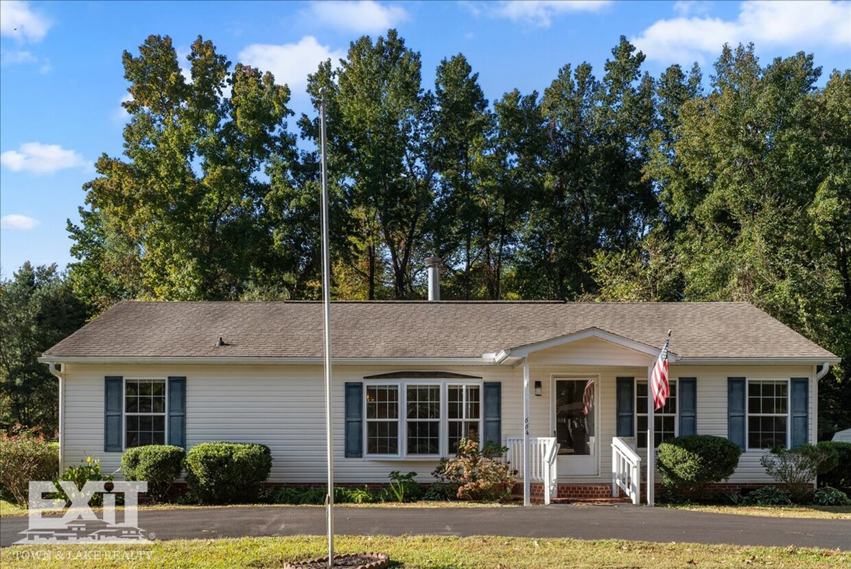 Primary Photo - 3 Bed, 2 Bath Home in Tanglewood Shores