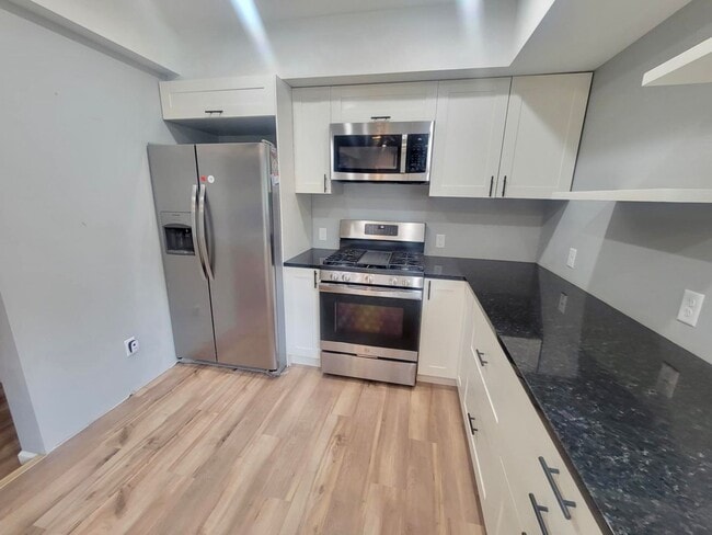 Building Photo - Bright, Modern, and Beautifully Updated 3 ...