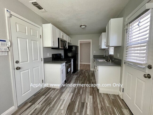 Foto del edificio - Modern 3 Bdrm 2 Full Bath Home with Den – ...