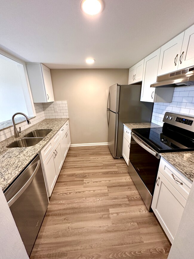 Kitchen with brand new stainless steel appliances - 3730 Old Flowery Branch Rd