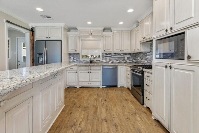 Foto del edificio - 3 Bedroom Brick Home For Rent