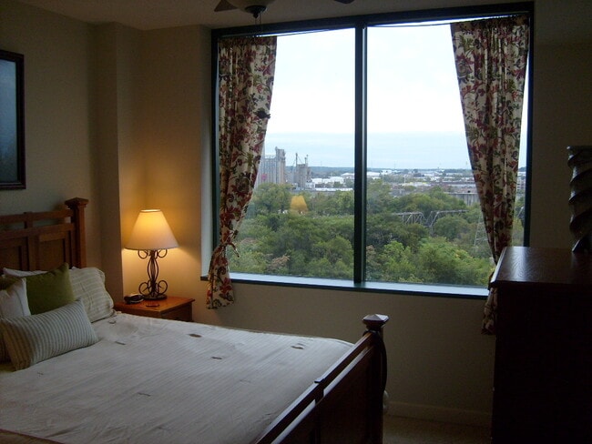 Building Photo - One Bedroom Condo Overlooking the James Ri...