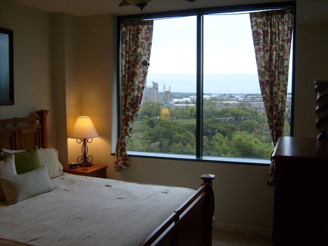 Foto del edificio - One Bedroom Condo Overlooking the James Ri...
