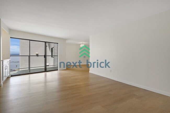 Building Photo - 2 Bed and 2 Bath Exceptional Condo with Water View is Available for Rent!