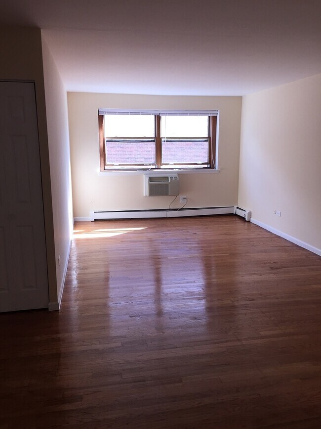 Building Photo - 5940 N Kenmore Ave