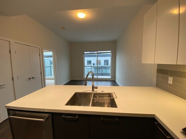 Photo du bâtiment - 7008 River Pkwy