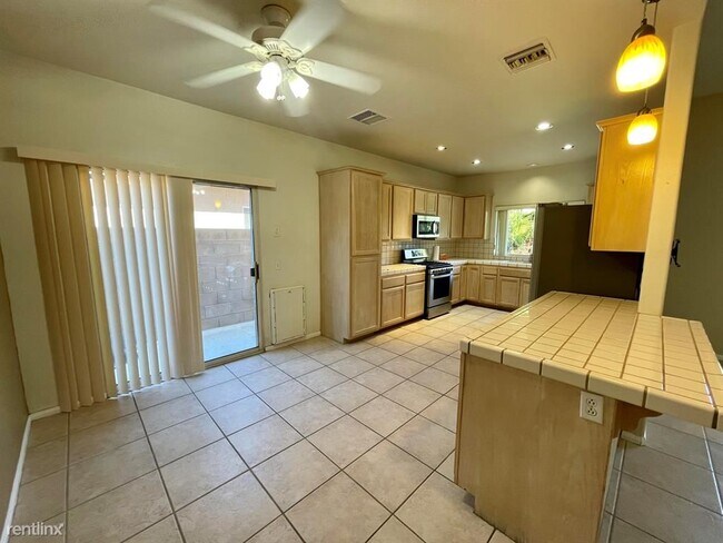 Building Photo - 4 br, 2.5 bath House - 68220 Marina Rd