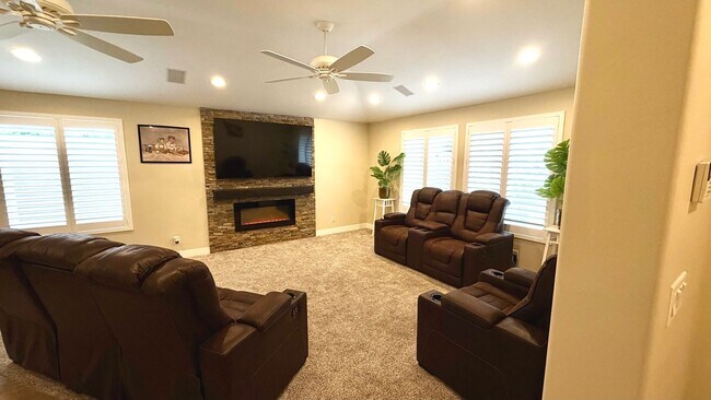 Foto del edificio - ?? Your Private Staycation Home with Resort-Style Backyard ??