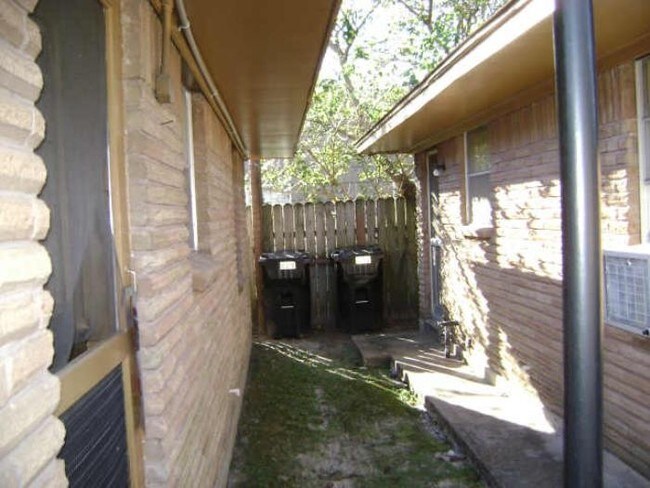 Building Photo - 829-912 Ellena Rd