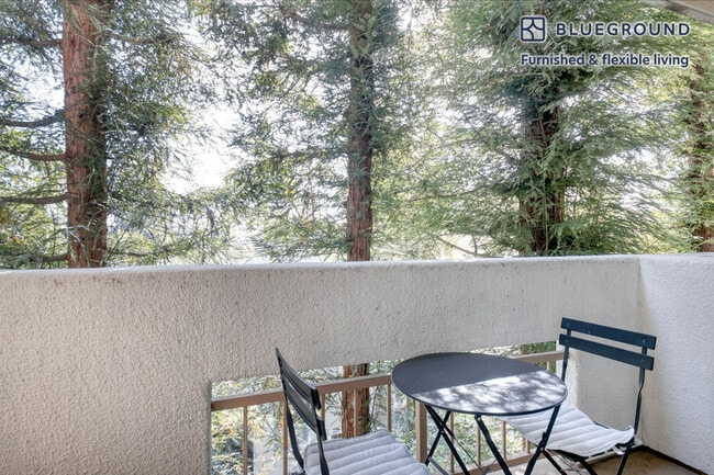 Building Photo - 114 N Doheny Dr