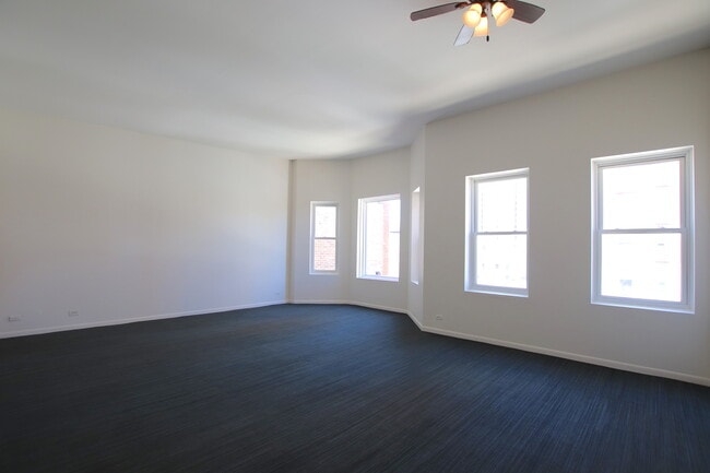 Building Photo - 921 W Wilson Ave