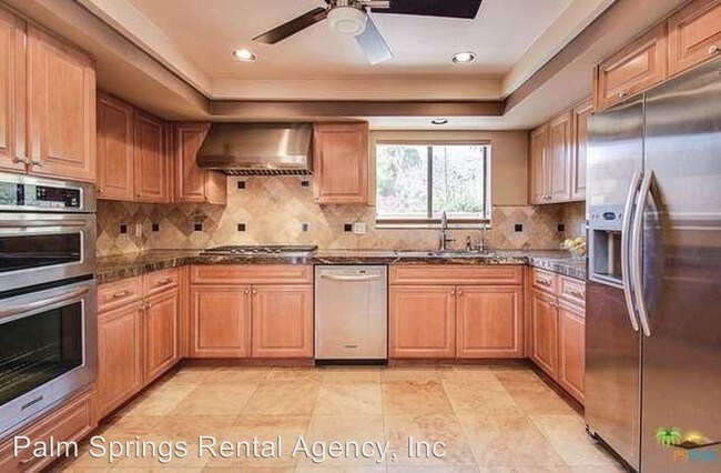 Building Photo - 2106 S Palm Canyon Dr