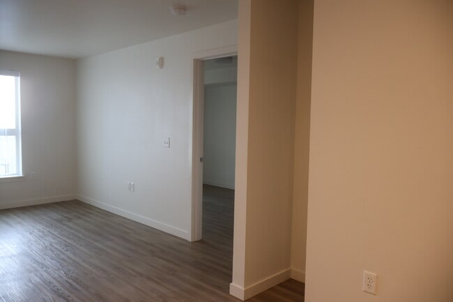 Vista de la sala de estar desde el centro de la cocina. - Madrona Square