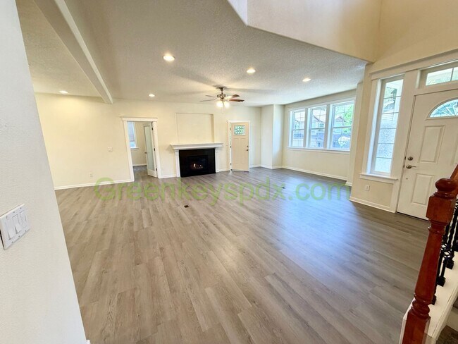 Foto del edificio - Gorgeous House in Upscale Neighborhood in Tigard, 5 Bedrooms plus Den/Office, 3.5 Bathrooms, Larg...