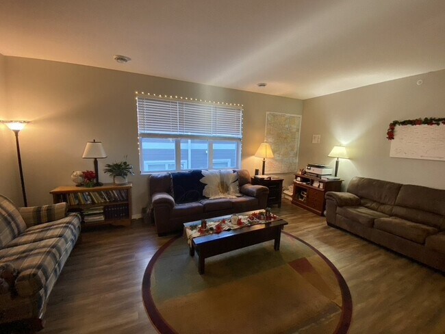 Foto del edificio - *Available March 1. Prime Location Giant f...