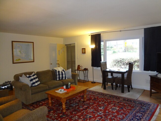 Foto del edificio - Brick Ranch with Private Deck Near UNC Hospitals