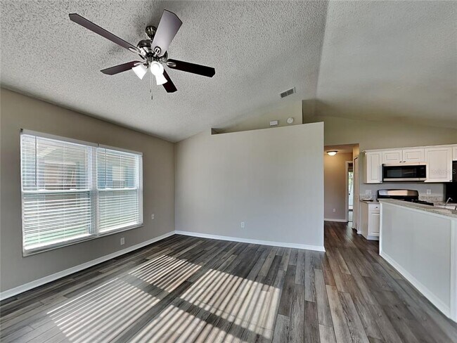Foto del edificio - 7323 R J Cove Ct