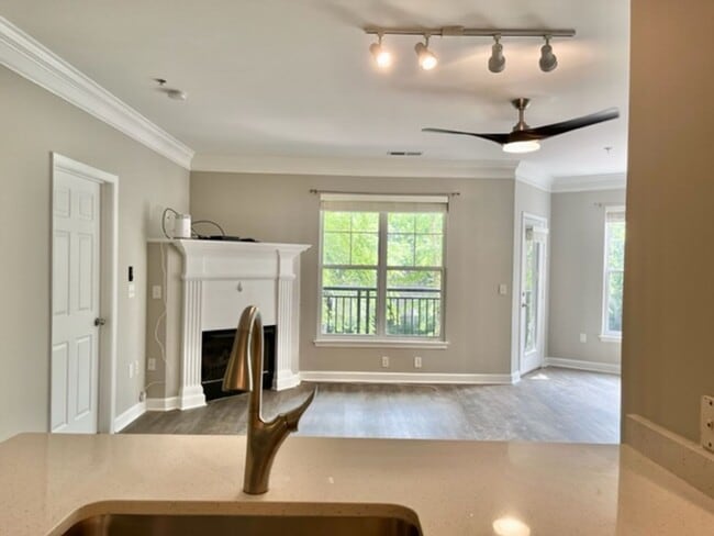 Building Photo - Large and quiet 1 BR 1 BA overlooking cour...