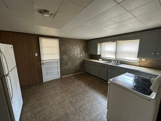 Building Photo - 227 Orange St