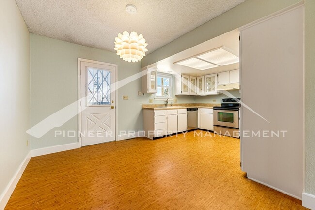 Building Photo - Spacious Home with Fenced Yard and Washer/...