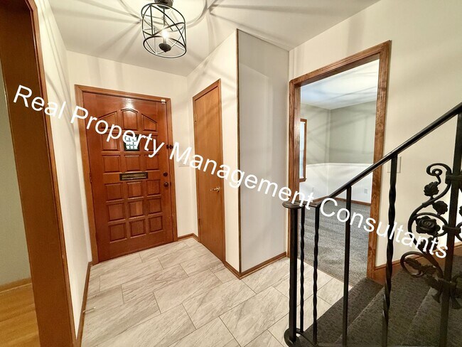 Building Photo - 4 bed | 2.5 bath Home In Shawnee Mission S...