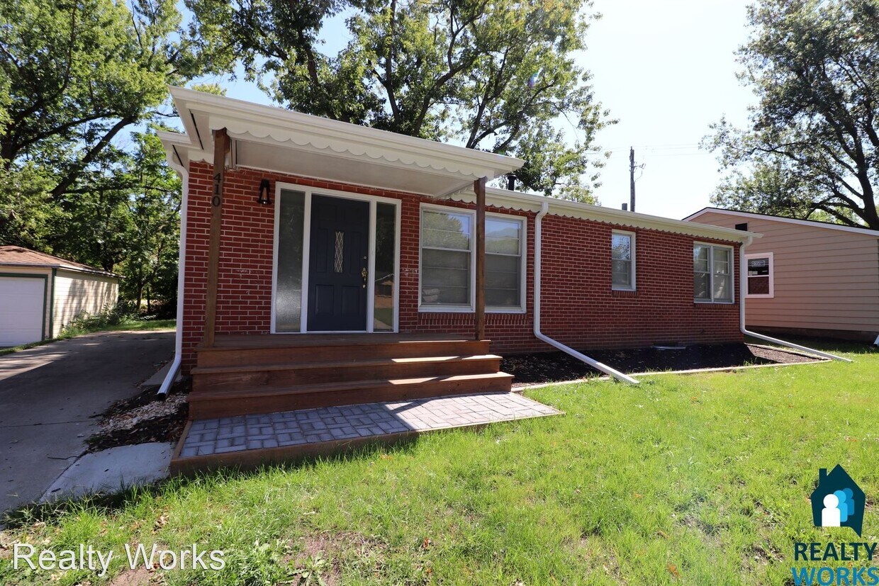 Primary Photo - 3 br, 1 bath House - 410 N Cotner Blvd
