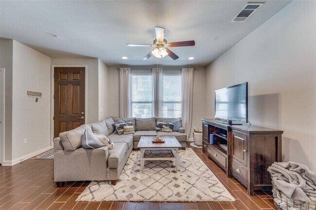 Foto del edificio - 13800 Lyndhurst St
