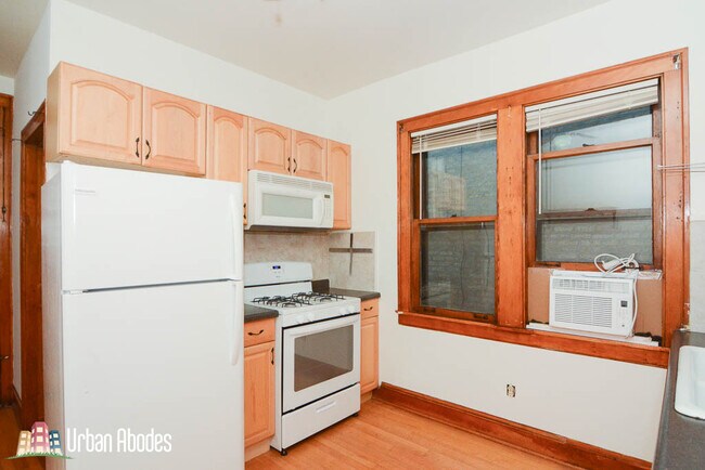 Building Photo - 5446 W Berteau Ave